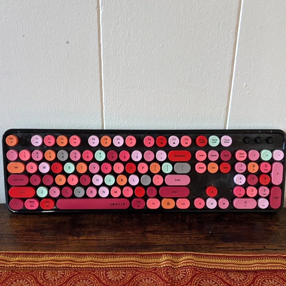 Colorful Retro Keyboard - Picture 1 of 7